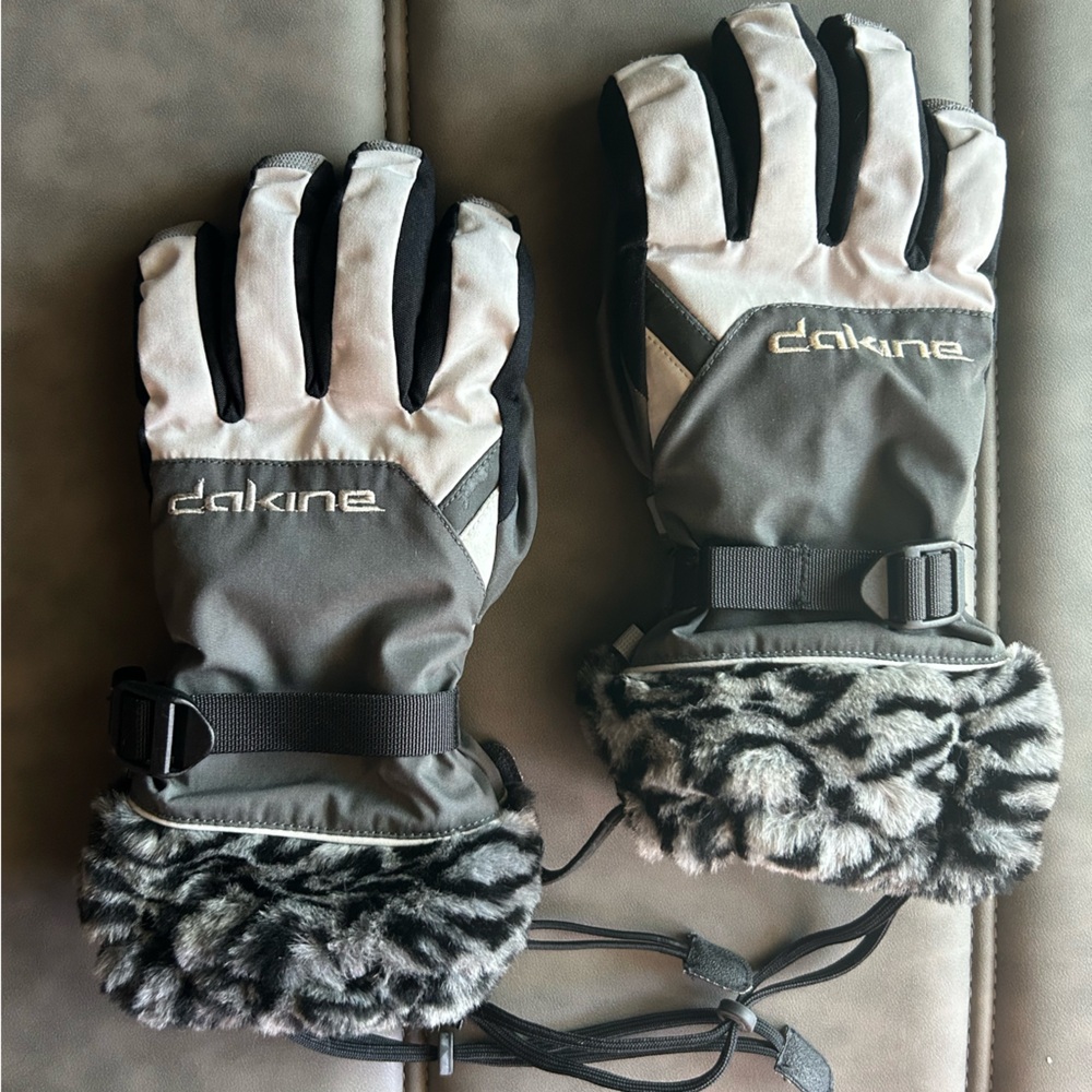Dakine Women’s Ski/Snowboard Gloves w/ Faux Fur Cuff – Size M